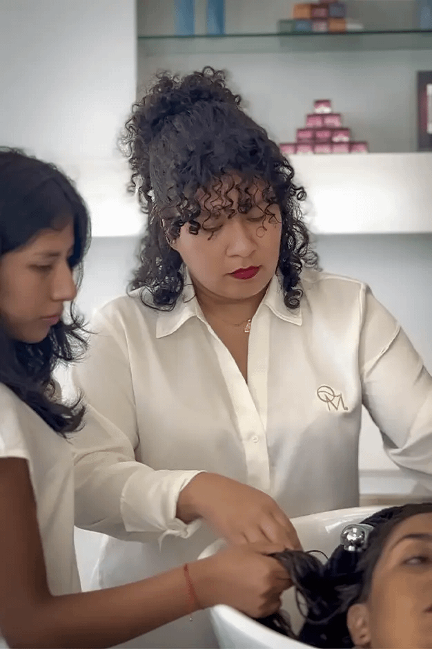 Cabello rizado y saludable, símbolo de belleza natural y empoderamiento.